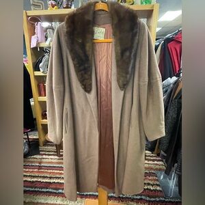 70-80’s Elegant Brown Coat with Mink Fur Collar